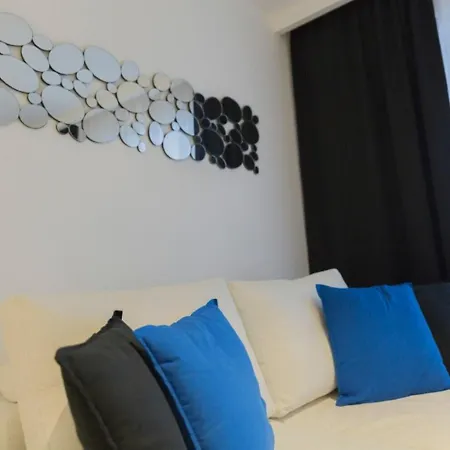 Luxury * Μακάρσκα